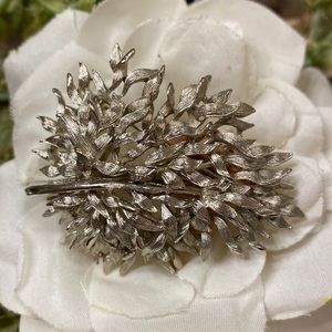 Vintage Lisner Fall leaf brooch in silver metal 2 1/4” x 1 3/4”